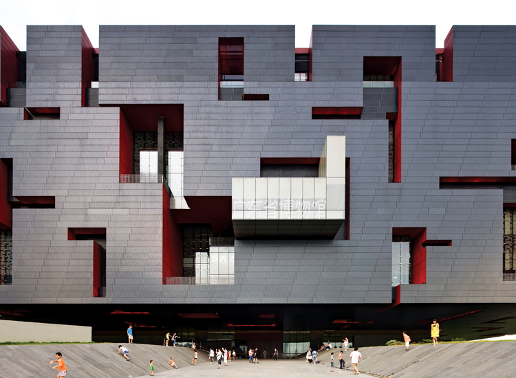 La facciata d’ingresso del Museo di Guangdong a Guangzhou, in Cina, progettato da Rocco Design Architects come un oggetto artistico in scala monumentale (Marcel Lam)
